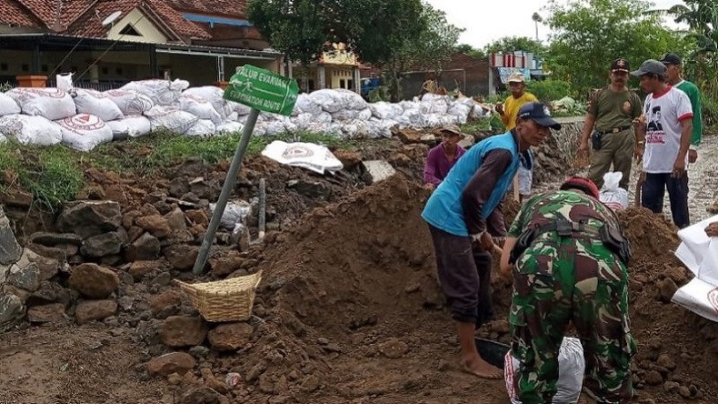 title Sampah Menyumbat Aliran, Tanggul Sungai di Kudus Jebol Sampah Menyumbat Aliran, Tanggul Sungai di Kudus Jebol