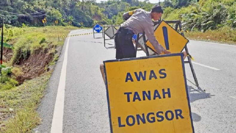 Tebing 15 Meter Longsor di Tanjakan Hantap, Akses Cianjur-Bandung Putus Total
