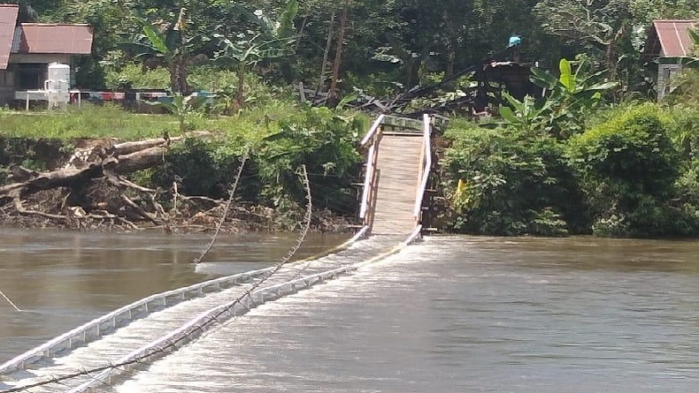 Belum Genap Setahun, Jembatan Penghubung 2 Desa di Melawi Roboh