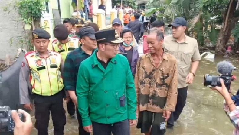 Ridwan Kamil Kunjungi Pengungsi Banjir di Karangligar Karawang