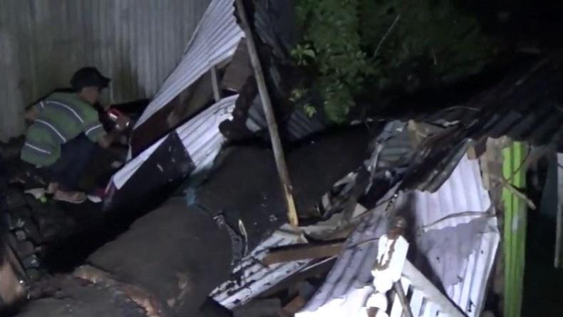 2 Rumah Warga Ambruk Tertimpa Pohon Tumbang setelah Hujan Angin Melanda Makassar