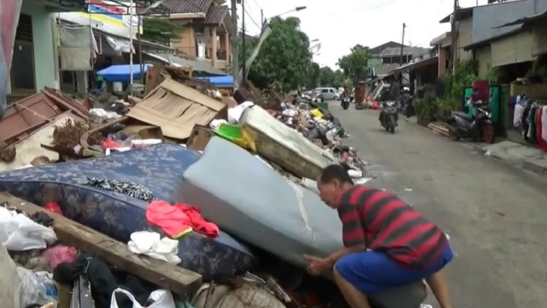 Lautan Sampah Kepung Permukiman Warga di Ciledug Pascabanjir