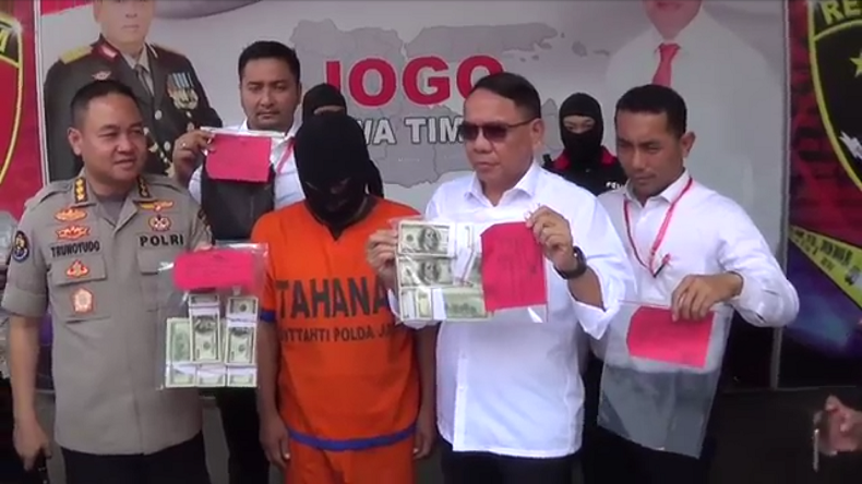Ringkus Pengedar Uang Dolar Palsu, Polda Jatim Amankan 1.000 Lembar Siap Edar