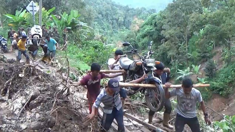 title Jalan Rusak, Sepeda Motor Warga Lebak Ditandu Menuju Posko Pengungsian Jalan Rusak, Sepeda Motor Warga Lebak Ditandu Menuju Posko Pengungsian