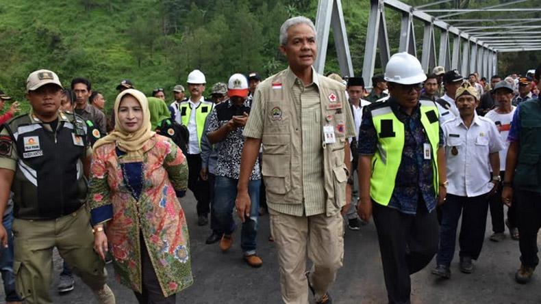 Tinjau Desa Langganan Longsor di Tegal, Ganjar: Kalau Bunyi Wiu-Wiu Langsung Lari