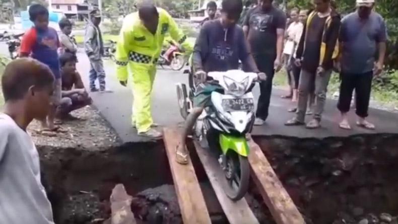 Jembatan di Jeneponto Putus akibat Hujan Deras, Warga 2 Desa Terisolasi