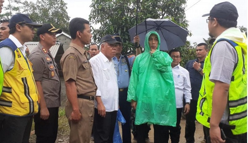 title Cek Korban Longsor di Sukajaya Bogor, Jokowi Serahkan Bantuan Rp100 Juta Cek Korban Longsor di Sukajaya Bogor, Jokowi Serahkan Bantuan Rp100 Juta