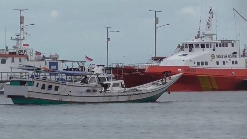 Ombak Tinggi, Kapal Penyeberangan ke Sejumlah Pulau di Makassar Enggan Beroperasi