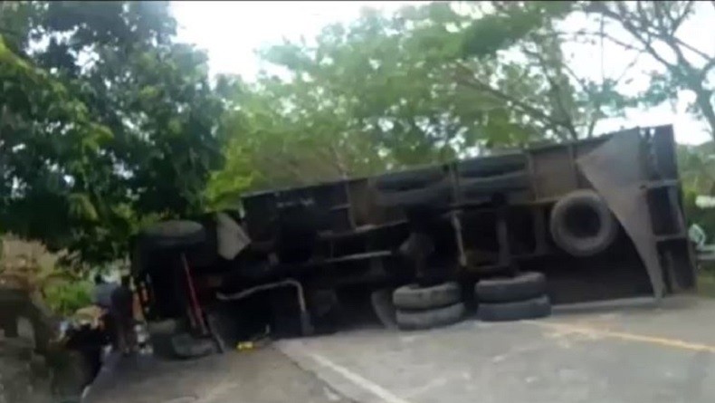 Truk Kontainer Terguling di Jeneponto, Sopir Tewas Terjepit Pintu