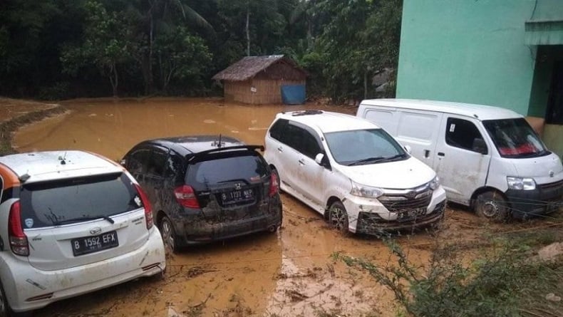 Belum Dievakuasi, Puluhan Kendaraan yang Terseret Banjir di Lebak Jadi Tontonan Warga