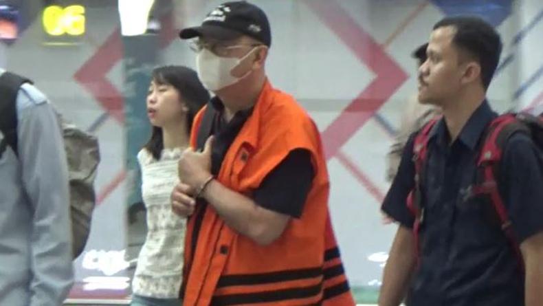 Dzulmi Eldin Tiba di Bandara Kualanamu dengan Rompi Oranye dan Tangan Diborgol