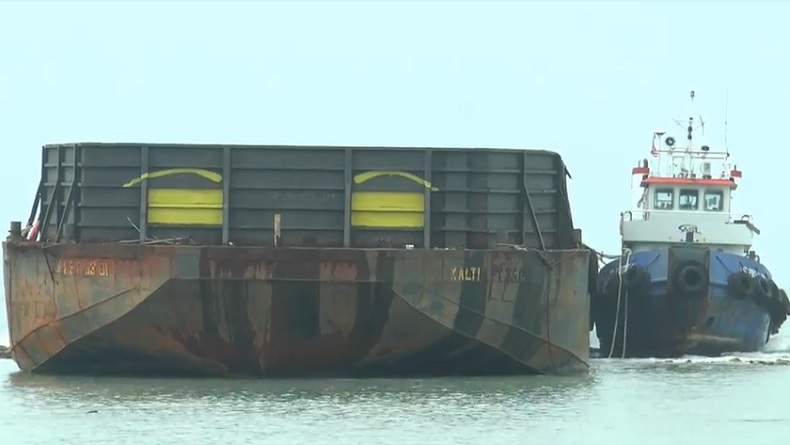 Kapal Tongkang Kandas di Pantai Kartini Jepara akibat Cuaca Buruk