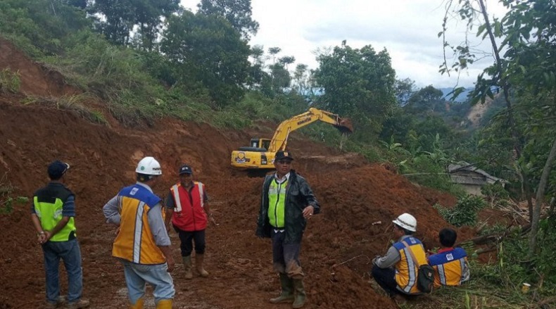 title Longsor di Sukajaya Bogor Tutup Jalan hingga 3 Meter Longsor di Sukajaya Bogor Tutup Jalan hingga 3 Meter
