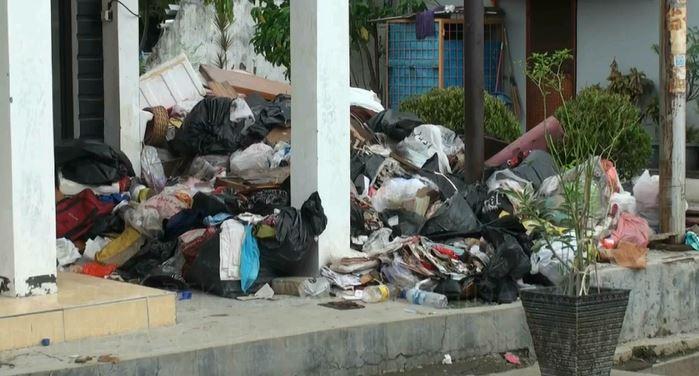 Usai Banjir, Warga Duren Jaya Bekasi Terganggu Tumpukan Sampah yang Belum Diangkut