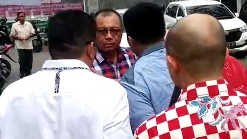 Akhyar Nasution Emosi Ditanya soal Jam Kerja saat Datang ke Sidang Dzulmi Eldin