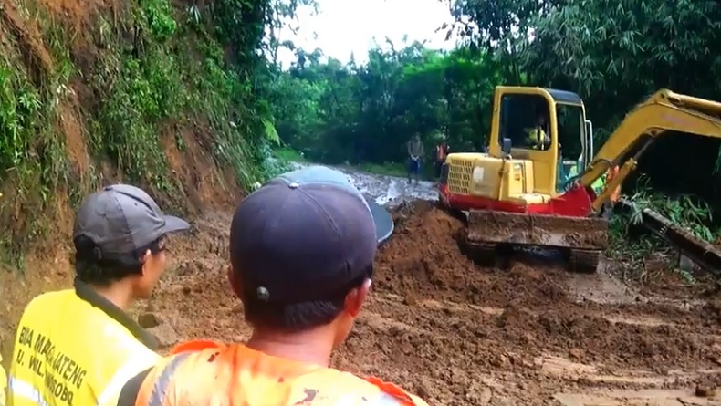 Tertutup Longsor, Jalur Utama Menuju Wisata Dieng dari Banjarnegara Dialihkan