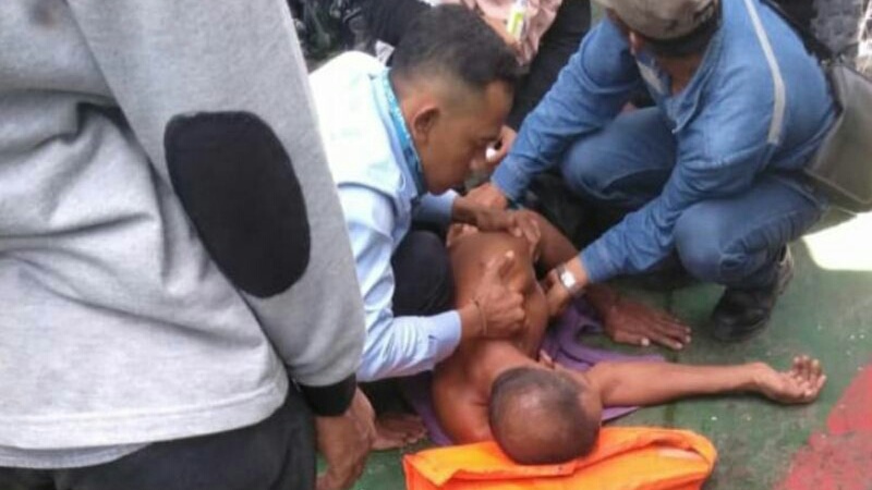 title Aksi Nekat Pegawai BPBD Bengkalis Lompat ke Laut Viral di Medsos Aksi Nekat Pegawai BPBD Bengkalis Lompat ke Laut Viral di Medsos