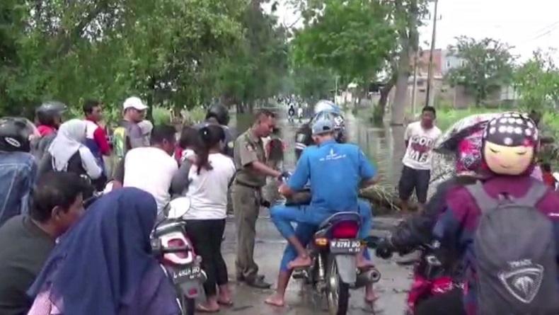 Banjir Luapan Kali Lamong Masih Setinggi 40 Cm, Ruas Jalan Raya Cerme Gresik Lumpuh