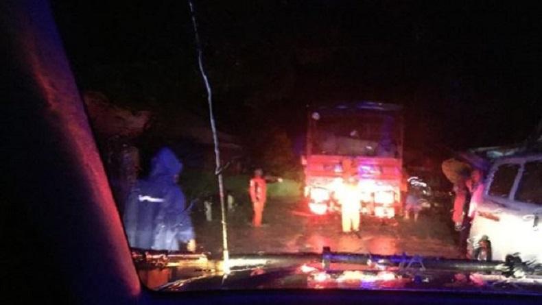 Akses Jalan Lintas Barat Sumatera Terputus akibat Longsor