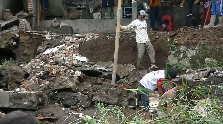 Tanggul Irigasi Jebol, Bangunan Ponpes di Temanggung Longsor