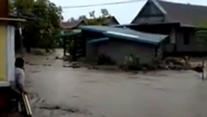 Banjir di Soppeng Rendam 3 Kecamatan, Rumah Warga Hanyut