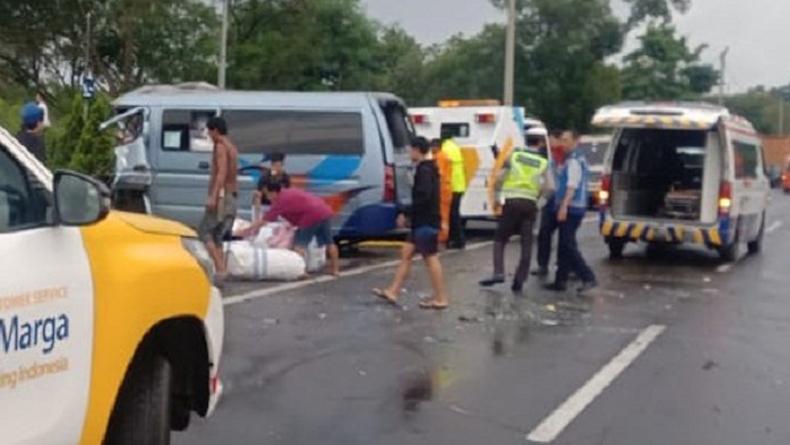 Minibus Tabrak Mobil Di Tol Cipularang Purwakarta, 2 Tewas, 1 Luka Berat