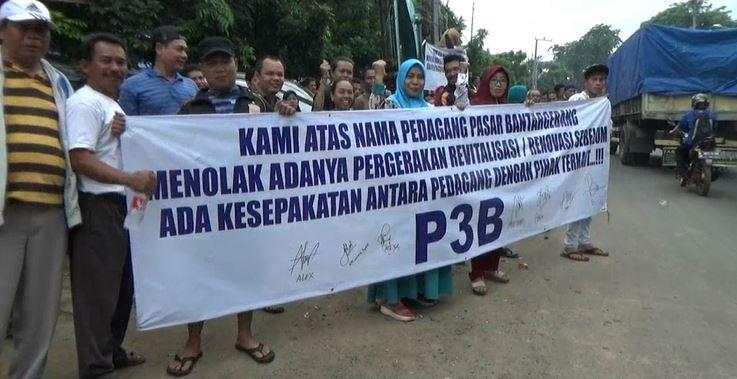 Tolak Revitalisasi, Pedagang Pasar Bantargebang Bekasi Demo