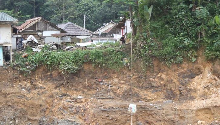 Akses Jalan Putus, Bantuan untuk Warga Kampung Muhara Lebak Dikirim Pakai Tali Seling