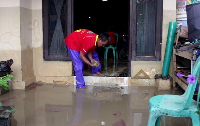 Banjir di Kalijaga Cirebon Surut, Warga Bersihkan Rumah dari Lumpur