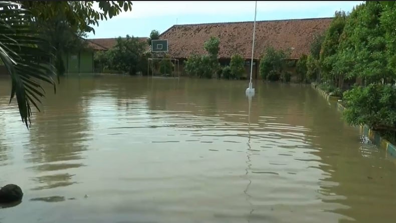 Sekolah Terendam Banjir, Ratusan Siswa di Weleri Dipulangkan