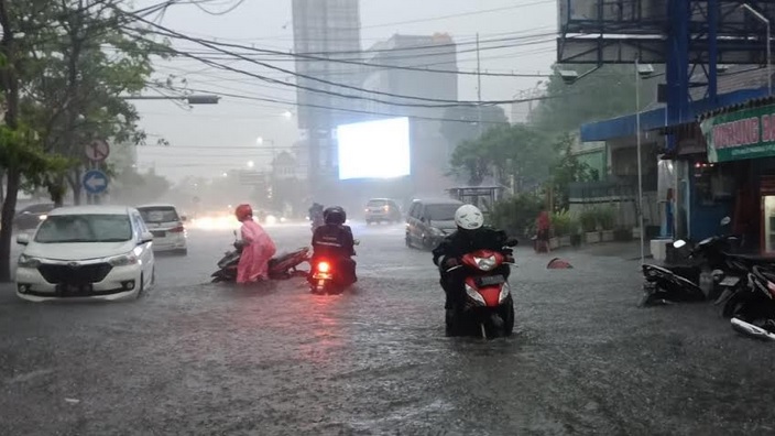 title Diguyur Hujan 2 Jam, Banjir Rendam Sejumlah Wilayah di Kota Surabaya Diguyur Hujan 2 Jam, Banjir Rendam Sejumlah Wilayah di Kota Surabaya