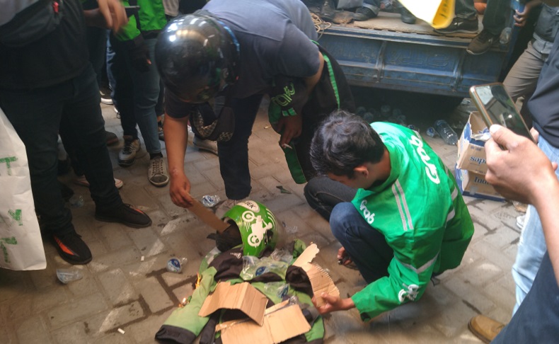 title Tuntutan Tak Dipenuhi Gojek Medan, Massa Bakar Jaket dan Helm Tuntutan Tak Dipenuhi Gojek Medan, Massa Bakar Jaket dan Helm