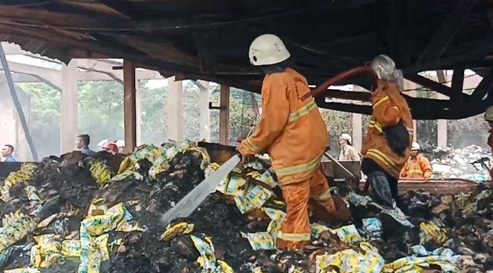 Gudang Pampers di  Cirebon  Terbakar Diduga akibat 