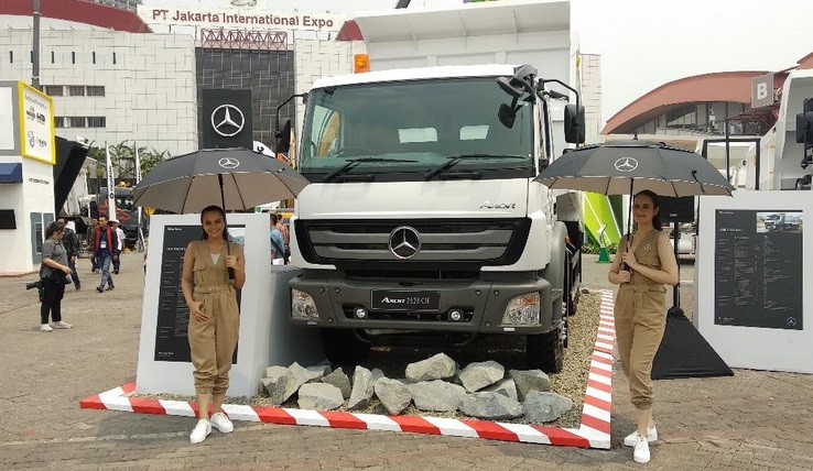 Truk Daimler Mercedes-Benz Siap Gunakan Bahan Bakar B30