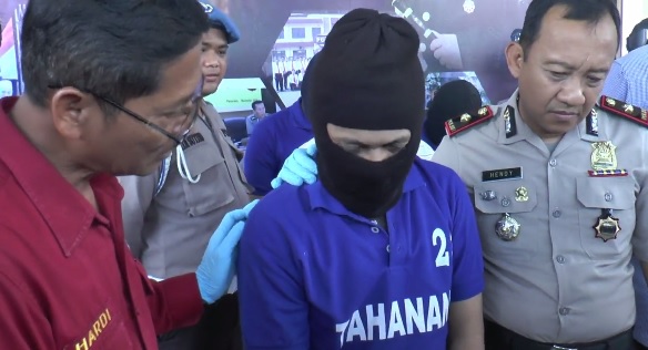 title Pengepul Rongsok Jual Pacar Rp3 Juta untuk Threesome di Pasuruan Pengepul Rongsok Jual Pacar Rp3 Juta untuk Threesome di Pasuruan