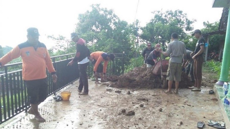 Hujan Deras Sebabkan Tebing 3 Meter di Kediri Longsor dan Menimpa 2 Rumah