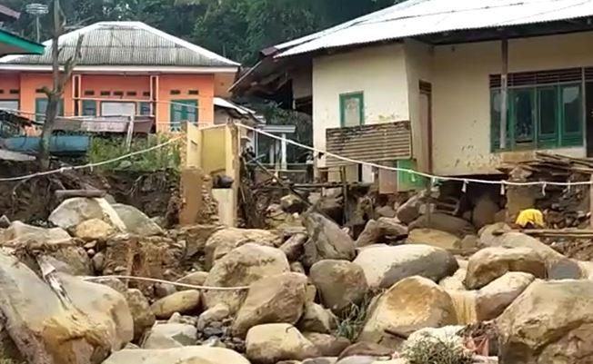 Penampakan Rumah yang Terkubur Longsor di Sukajaya Bogor