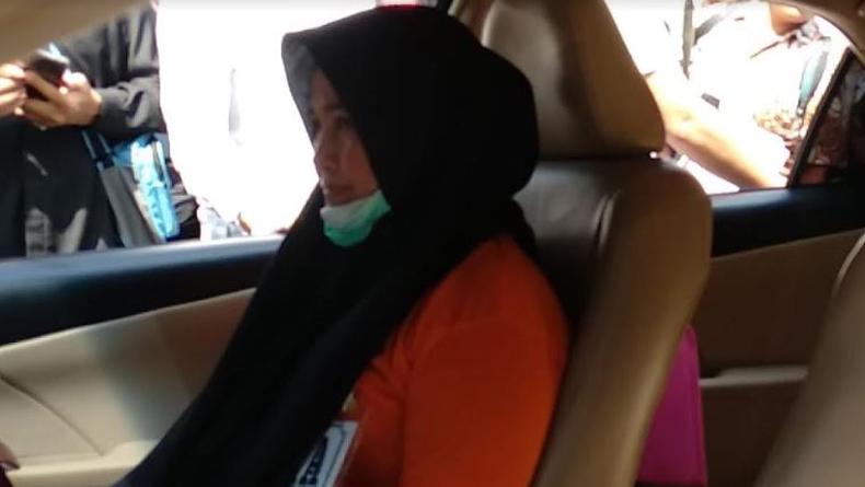 Istri Hakim  PN Medan Disoraki Emak-Emak saat Reka Ulang Kasus Pembunuhan