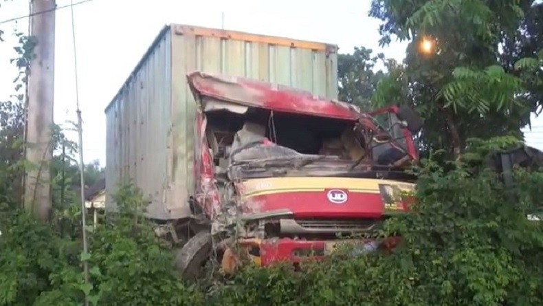 Dua Truk Besar Bertabrakan di Jombang 2 Sopir  yang  Sempat 