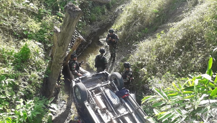 Mobil Masuk Jurang di Kampung Kiren Papua, Satgas Yonif 755 Evakuasi 3 Korban