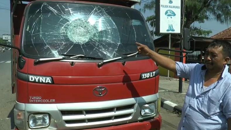 Teror Pelemparan Batu ke Mobil di Jalan Pantura Kendal Resahkan Sopir Truk