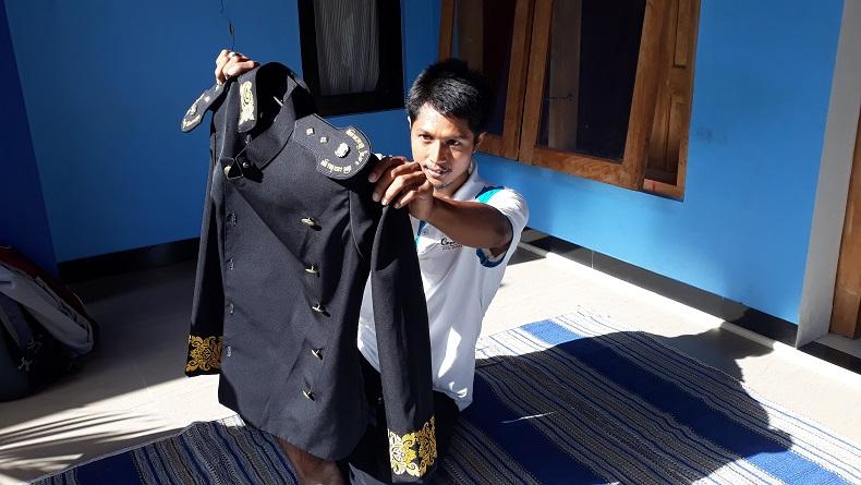 title Miris, Pria Ini Utang Teman untuk Bayar Seragam Keraton Agung Sejagat Miris, Pria Ini Utang Teman untuk Bayar Seragam Keraton Agung Sejagat