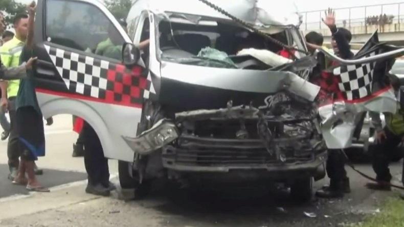 Minibus Tabrak Truk di Tol Cipali karena Hindari Jalan Berlubang, 8 Korban Luka-Luka