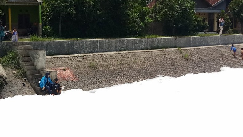 Cari Tahu Asal Busa, DLHK Ambil Sampel Air di Sungai Sidoarjo