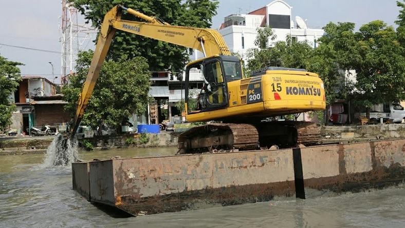 Cegah Banjir Susulan, Pemkot Surabaya Keruk Sedimentasi Kalimas