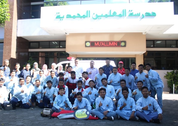 title Peduli Kesehatan Siswa, PLN Beri Bantuan Ambulans ke Madrasah Muallimin Peduli Kesehatan Siswa, PLN Beri Bantuan Ambulans ke Madrasah Muallimin