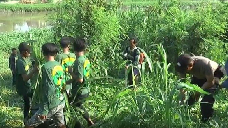 Bonek dan Berbagai Kalangan Bersihkan Bantaran Sungai Jagir di Surabaya