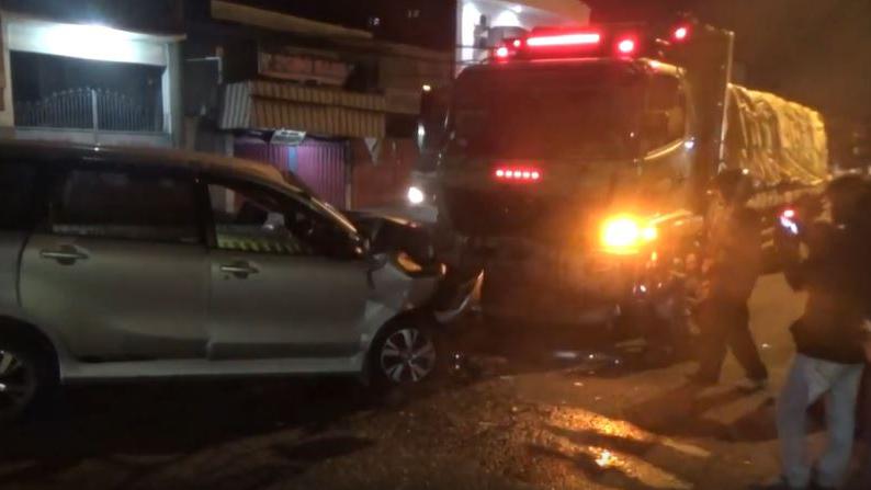 Kecelakaan Maut Minibus Tabrak Truk Kontainer di Jombang, 2 Tewas dan 5 Luka-Luka