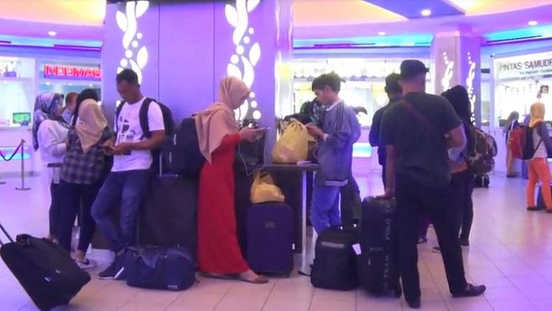 Imigrasi Batam Tolak Ratusan WNI ke Malaysia, Calon Penumpang Menumpuk di Pelabuhan