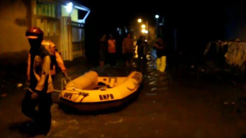 Tanggul Jebol, 135 Rumah Warga di Gamel Cirebon Terendam Banjir hingga 1 Meter